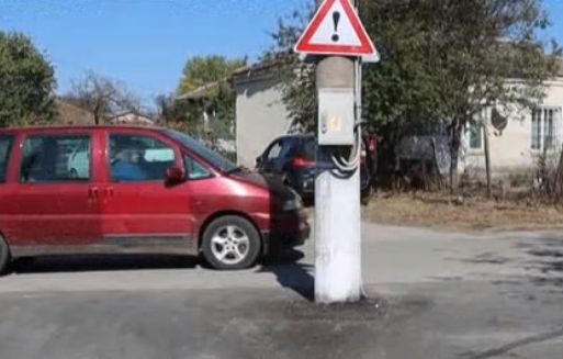 Такова асфалтиране не сте виждали! По средата на кръстовище се мъдри... СНИМКИ