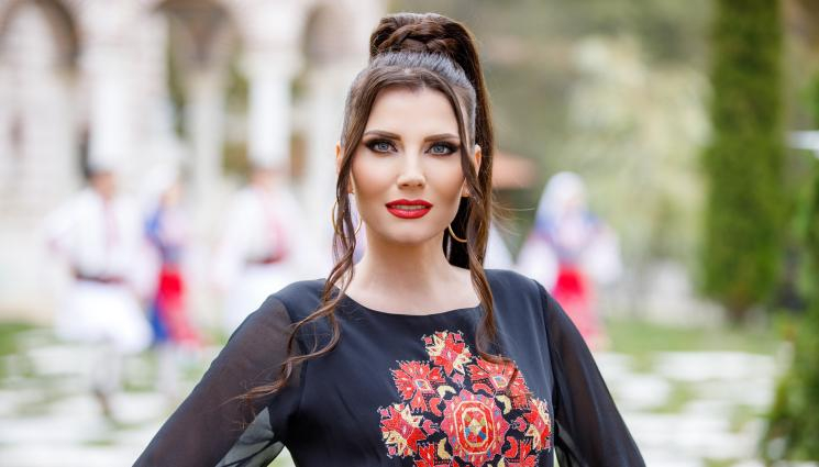 Хитова ретро фолкаджийка се завърна от Америка, пак се стяга за кючеци и гюбеци 