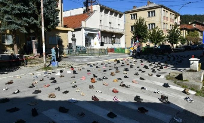 Покъртителен пърформънс на българите в Босилеград пред паметника на Левски СНИМКА