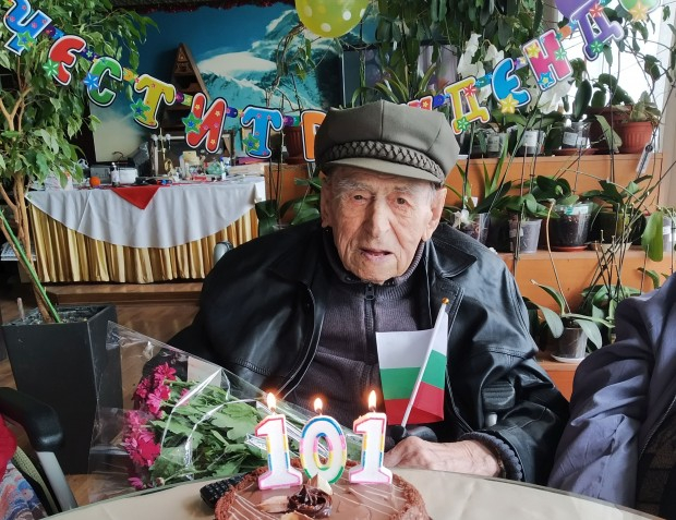 Наш командир стана на 101 години с необикновена диета, отхвърляна от лекарите СНИМКА