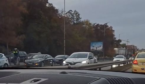 Само в БЛИЦ! Верижно меле блокира ключов столичен булевард в час пик 