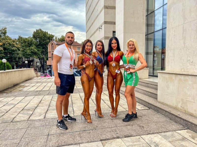 Щерка на кмет на мездренско село показа голо дупе СНИМКИ 18+