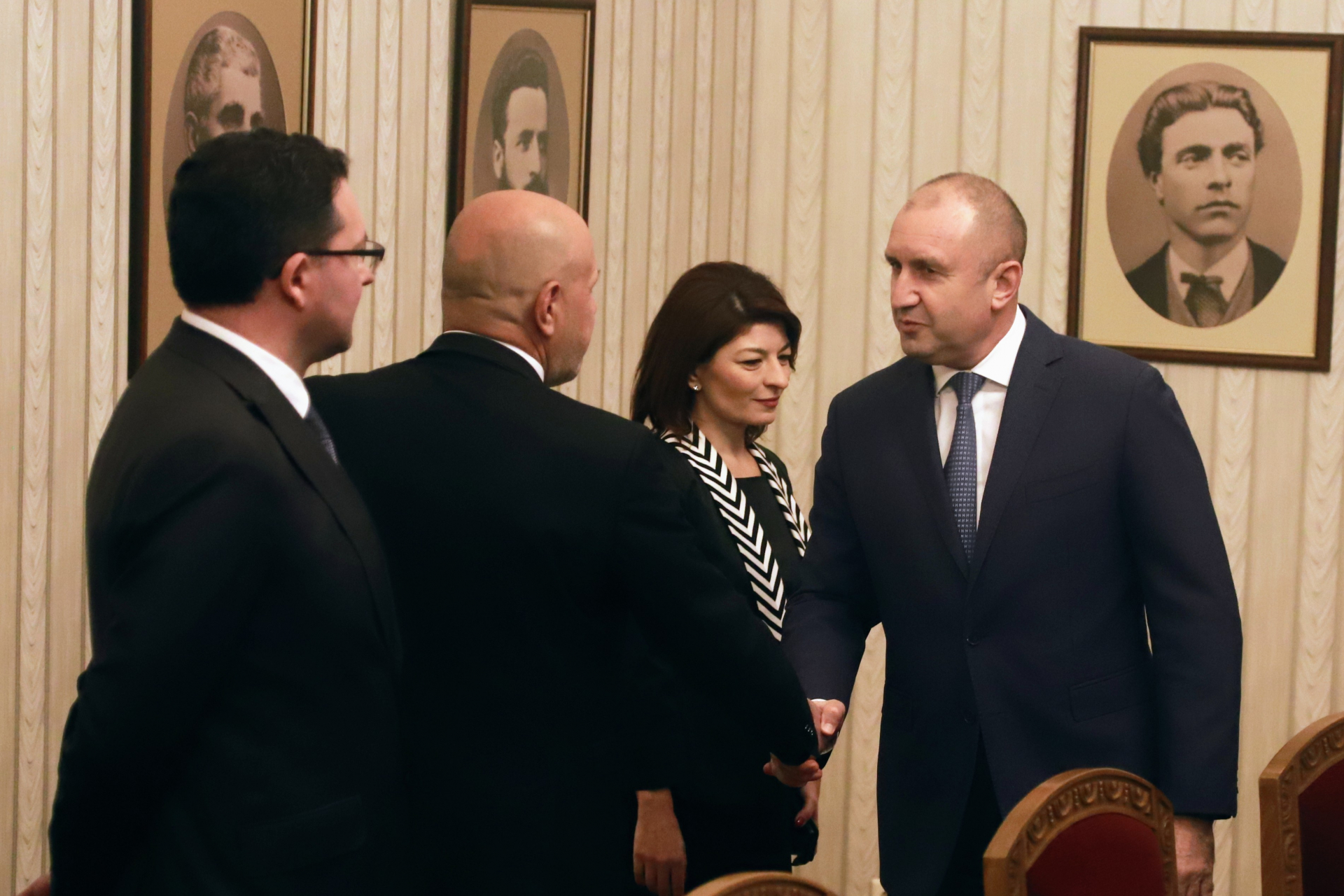 Радев посрещна и поздрави голяма делегация от ГЕРБ, обсъждат съставянето на кабинет ВИДЕО