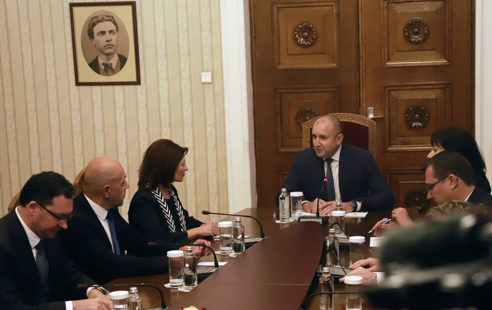Радев посрещна и поздрави голяма делегация от ГЕРБ, обсъждат съставянето на кабинет ВИДЕО
