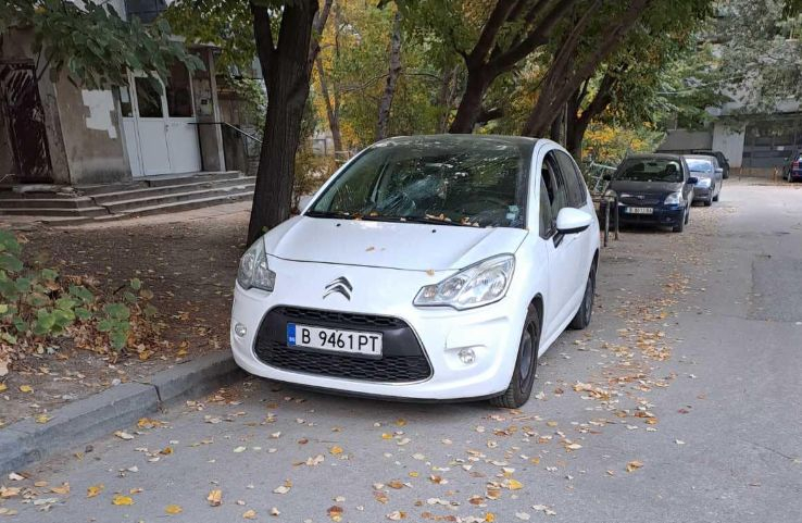 Варненка спря ситроена си пред блока, а на другата сутрин... СНИМКИ 