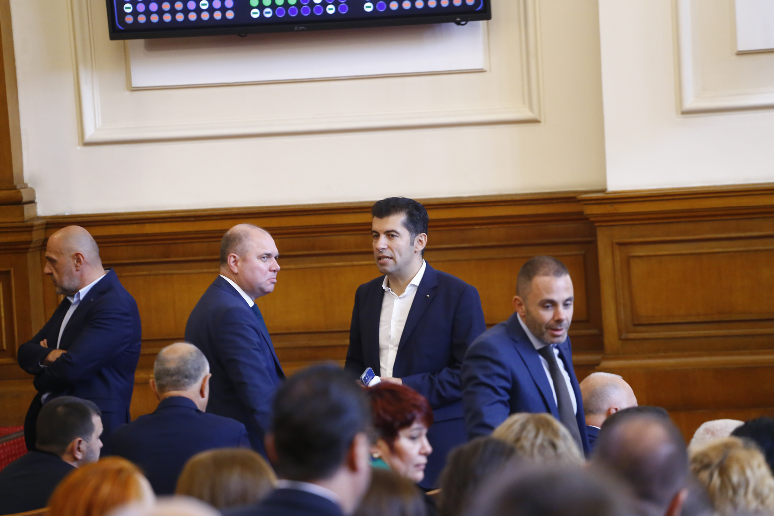 Кове се политическото бъдеще на България: ГЕРБ и ПП сядат на една маса