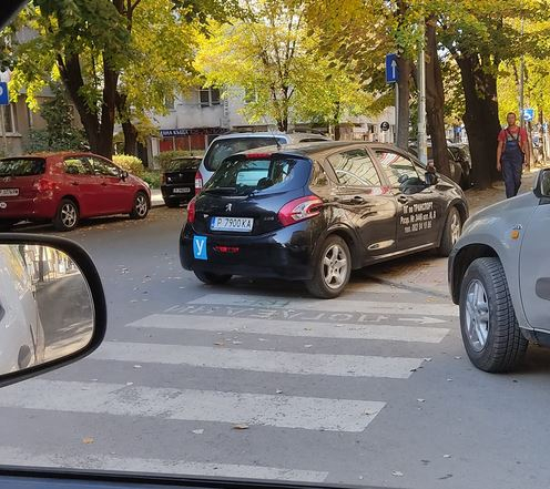 Потрес в Русе! Какво направи тази учебна кола СНИМКИ