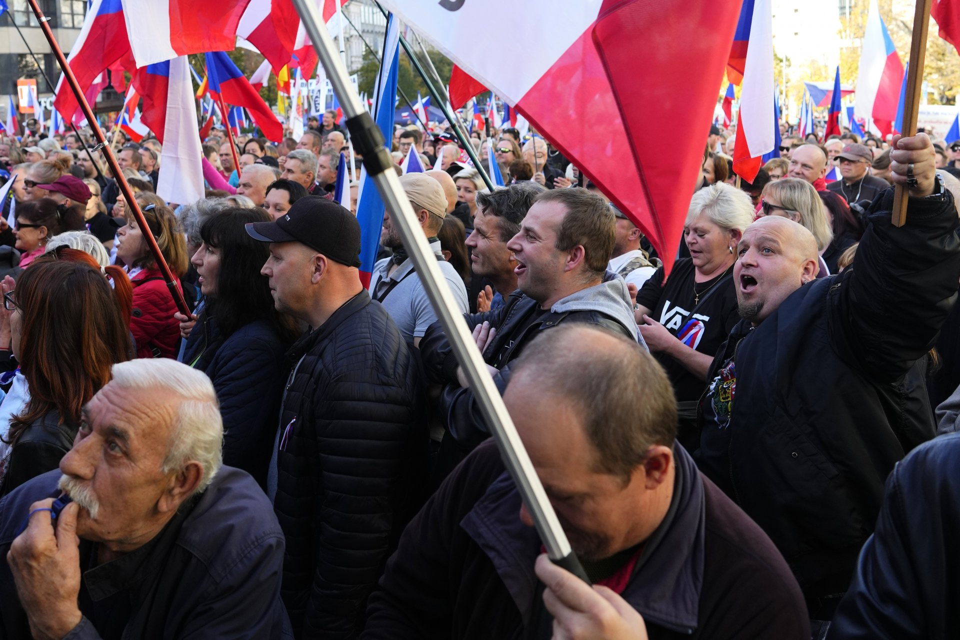 Чехите пак се разбунтуваха заради високите цени, искат излизане от НАТО и газ от Русия ВИДЕО