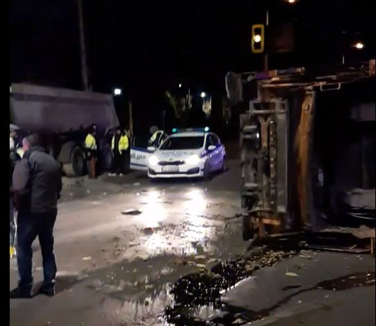 Зрелищно среднощно меле с два камиона в София ВИДЕО