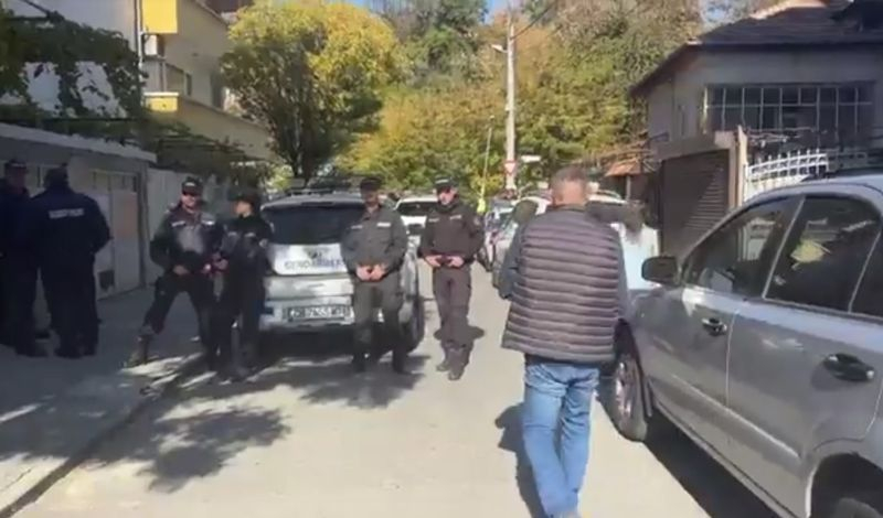 В Благоевград ври и кипи! Центърът почерня от полиция ВИДЕО