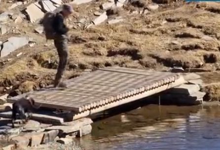 Куче погази правилата и се изкъпа в едно от Седемте рилски езера ВИДЕО