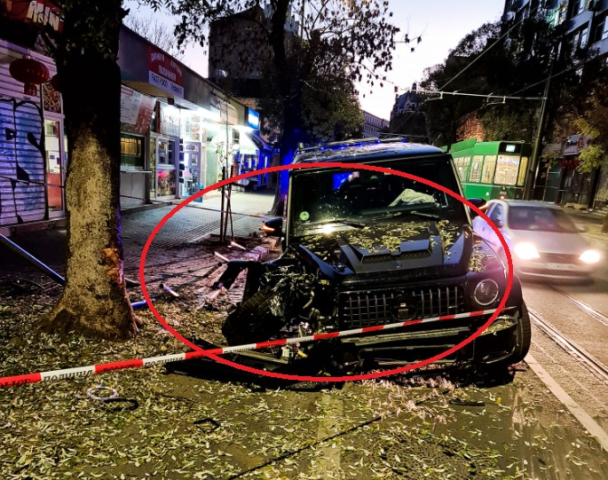 Първо в БЛИЦ! Бесен екшън с джип Мерцедес G класа на пъпа на София СНИМКИ