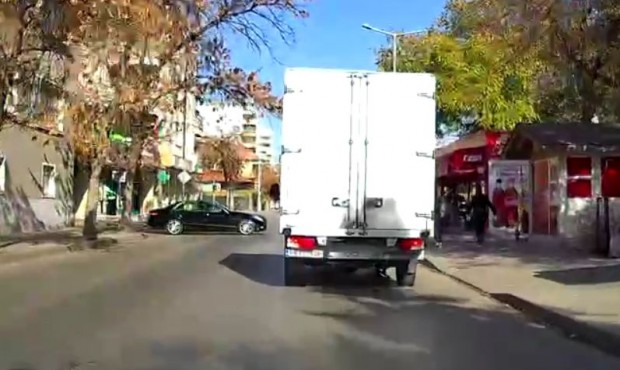 Патрулка подмина брутално нарушение на шофьор на Мерцедес ВИДЕО
