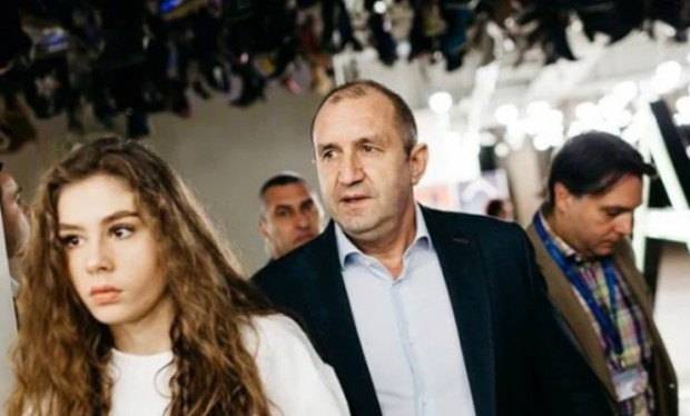 Щерката на Радев с тежък грим, дълбоко деколте, цигари и перука. Какво се случва?! СНИМКИ