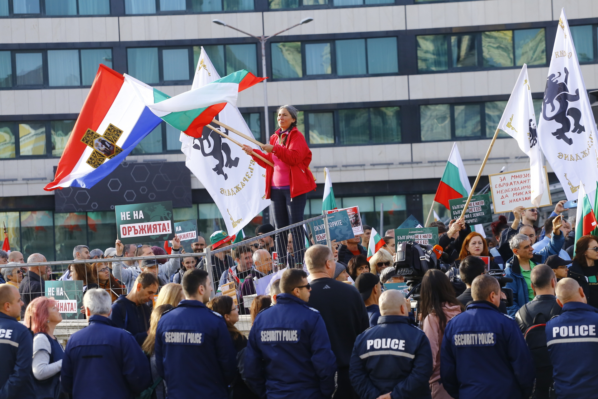 Протест на "Възраждане" срещу оръжия за Украйна, пред парламента гъмжи от полиция НА ЖИВО