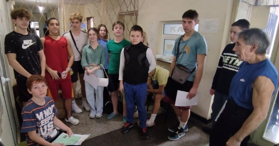 Докато държавата се чуди: Хотелиерка от Балчик приюти 17 украинчета без родители