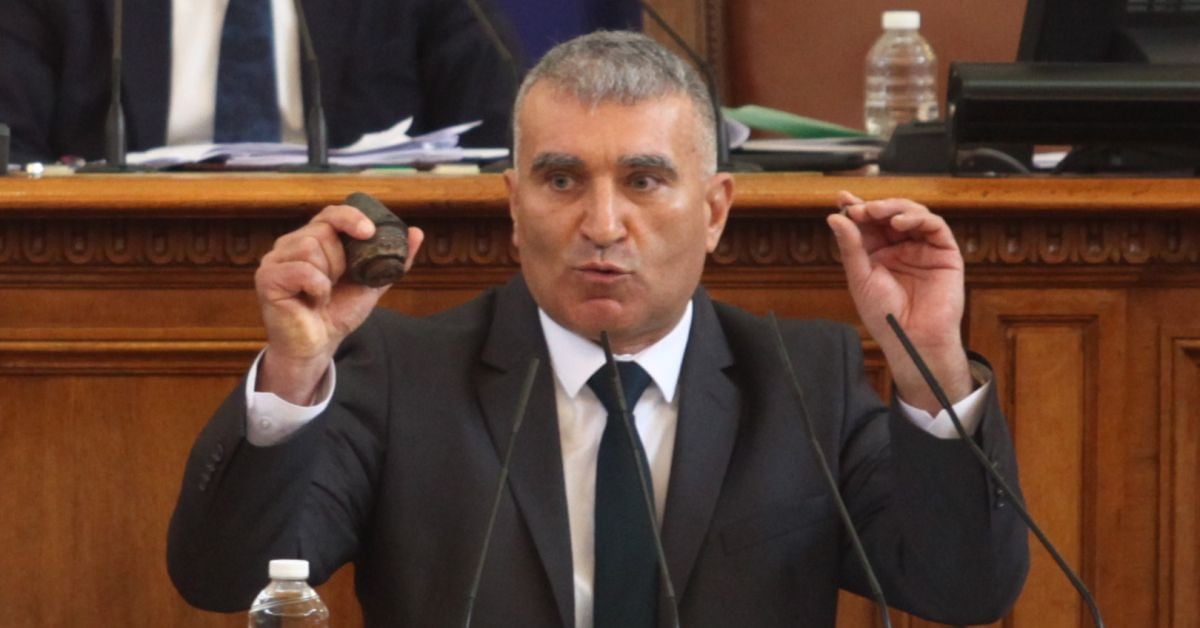 Парламентът взе решение за оръжията за Украйна, но депутат от "Възраждане" размаха истинска граната СНИМКИ  