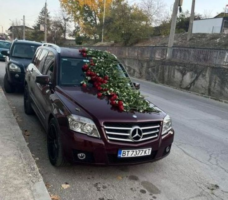 Търновски Мерцедес, отрупан с червени рози, озадачи мрежата 