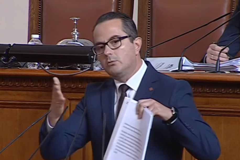 Страшен скандал в НС заради секретния доклад на БНБ за еврото, Никола Минчев се видя в чудо