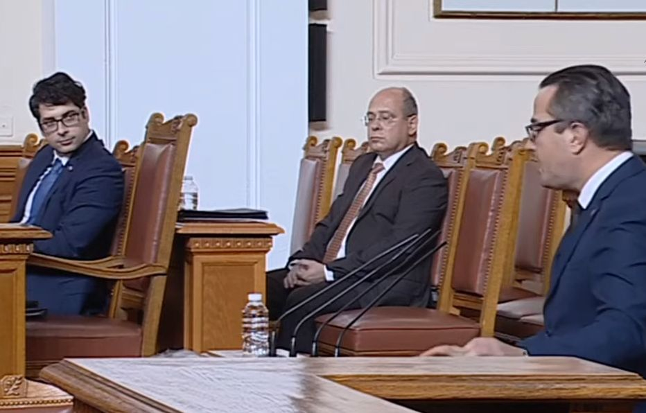 Страшен скандал в НС заради секретния доклад на БНБ за еврото, Никола Минчев се видя в чудо