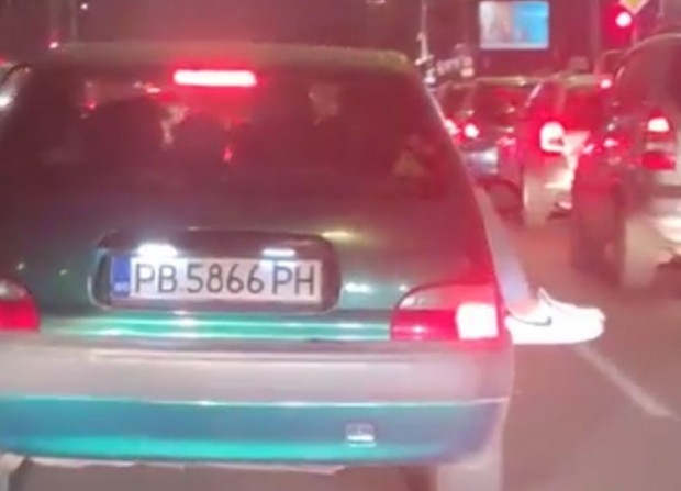 Дядовата ръкавичка: 7-8 души в тази кола в София, на единия краката му отвън ВИДЕО