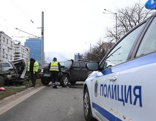Ад с дипломатически автомобил на входа на столична болница, ето какво се случва СНИМКИ
