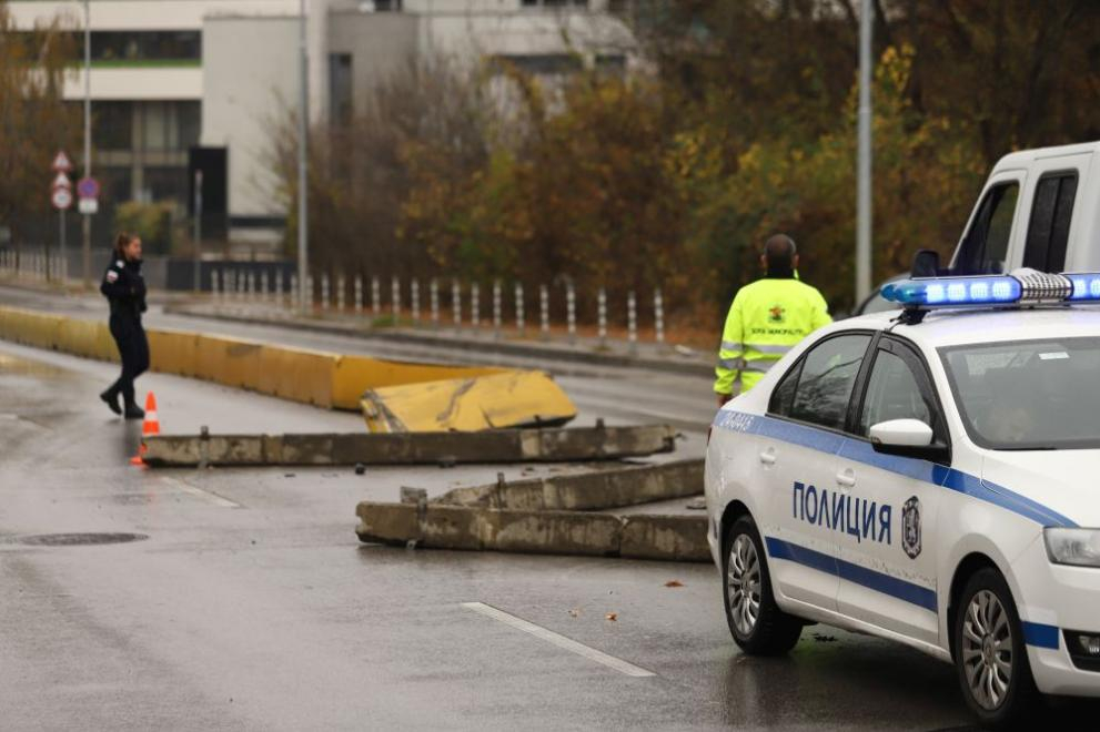 Ад с дипломатически автомобил на входа на столична болница, ето какво се случва СНИМКИ