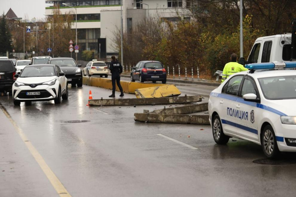 Ад с дипломатически автомобил на входа на столична болница, ето какво се случва СНИМКИ