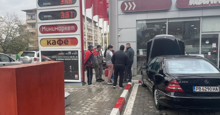 Шофьор спря да зареди гориво на бензиностанция в Асеновград и се вкара в страшно приключение 