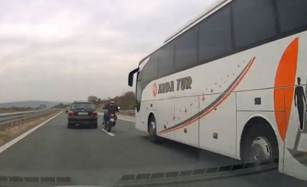 Моторист изправи косите на шофьорите с безумна маневра ВИДЕО 