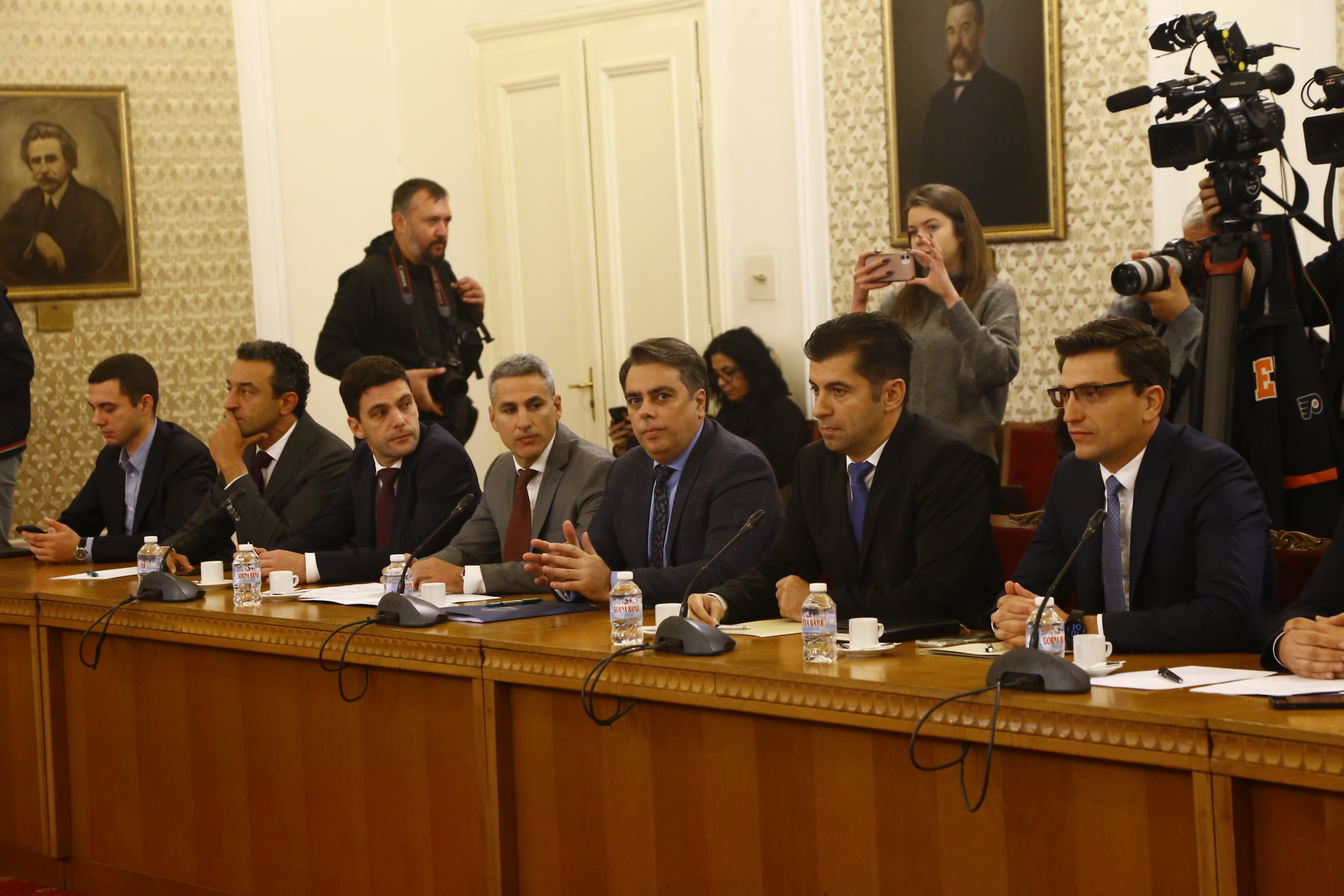 Обърна палачинката: Петков подви коляно пред Атанасова, готви се да…