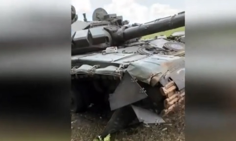 ВИДЕО от войната: ВСУ унищожи руски танк, защитен с откраднати капаци от шахти