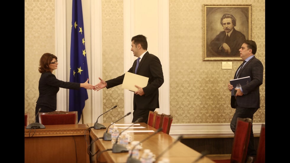 ГЕРБ с екзотична формула за кабинет, ето каква коалиция ще ни управлява