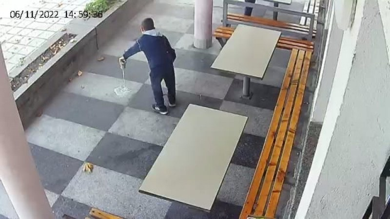 СНИМКА какво прави дете в заведение в Ягодово втрещи някои, а други...