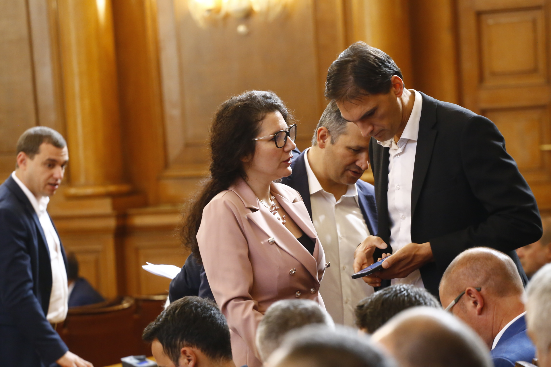 Константинова с нелепо оправдание за парите за украинските бежанци 