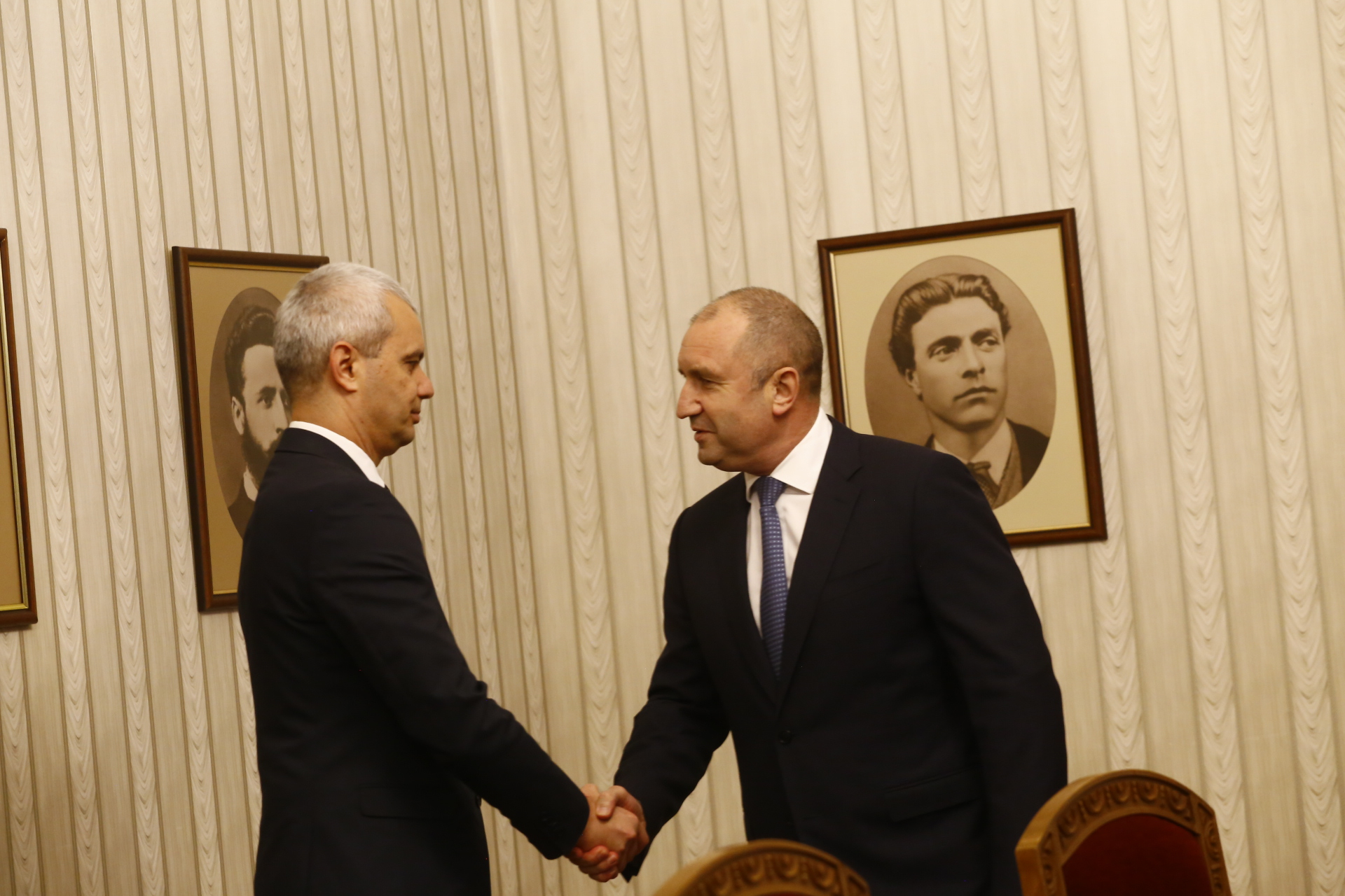 Костадинов разкри говорил ли е с Радев за третия мандат 