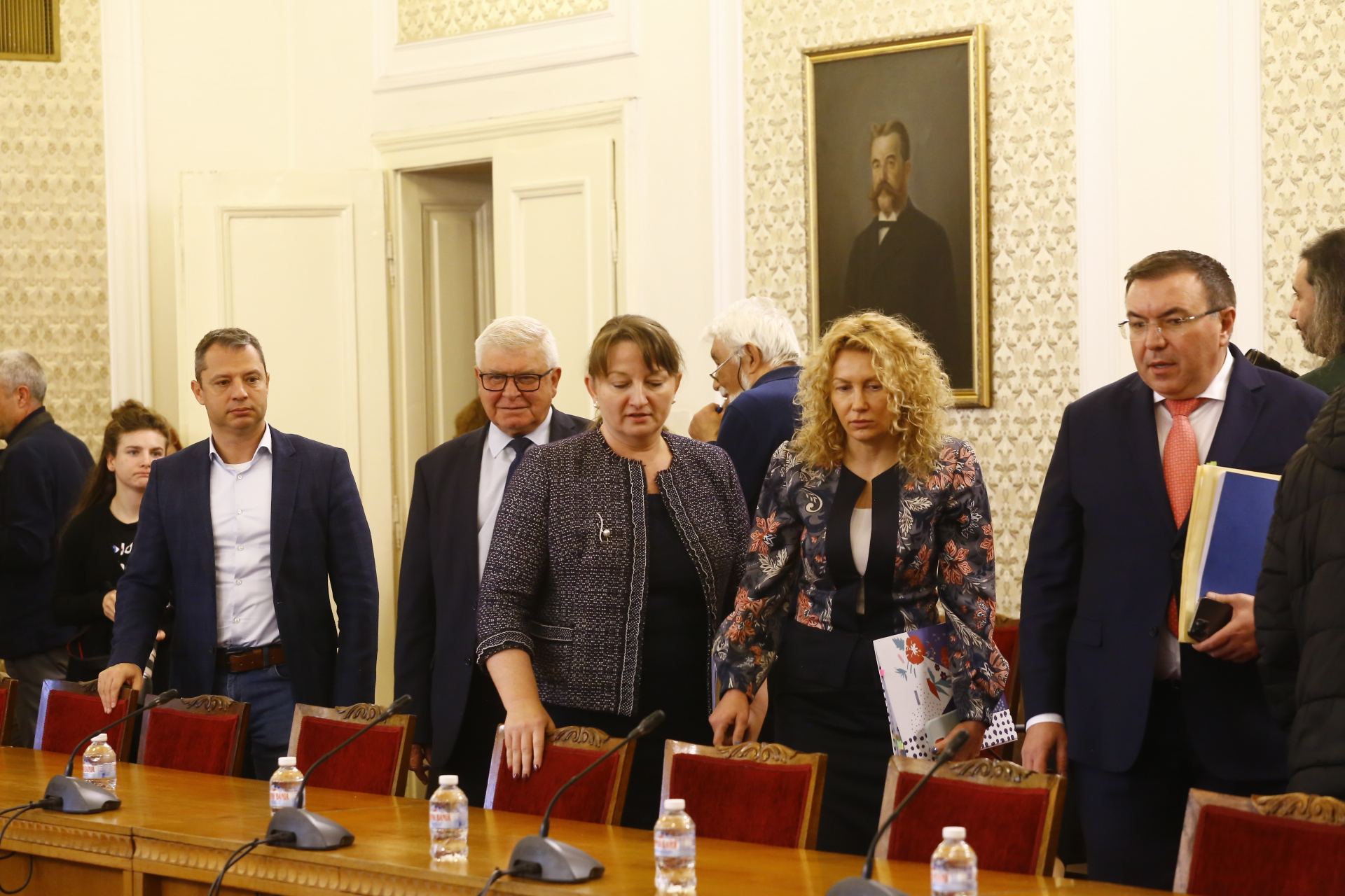 Напрежение на срещата ГЕРБ-БСП! Нинова сравни Борисов с дядо Мраз и призова за... СНИМКИ