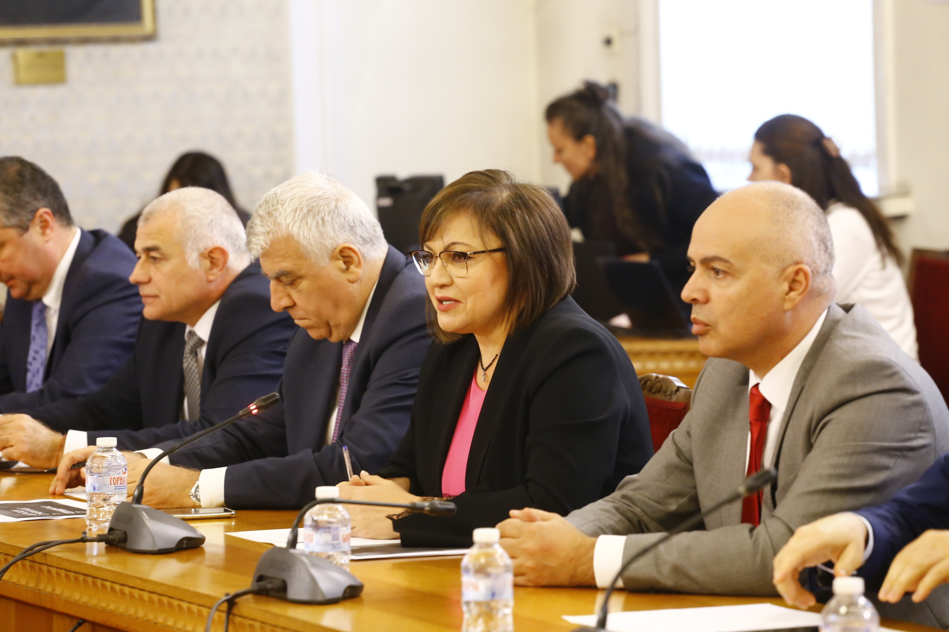 Напрежение на срещата ГЕРБ-БСП! Нинова сравни Борисов с дядо Мраз и призова за... СНИМКИ