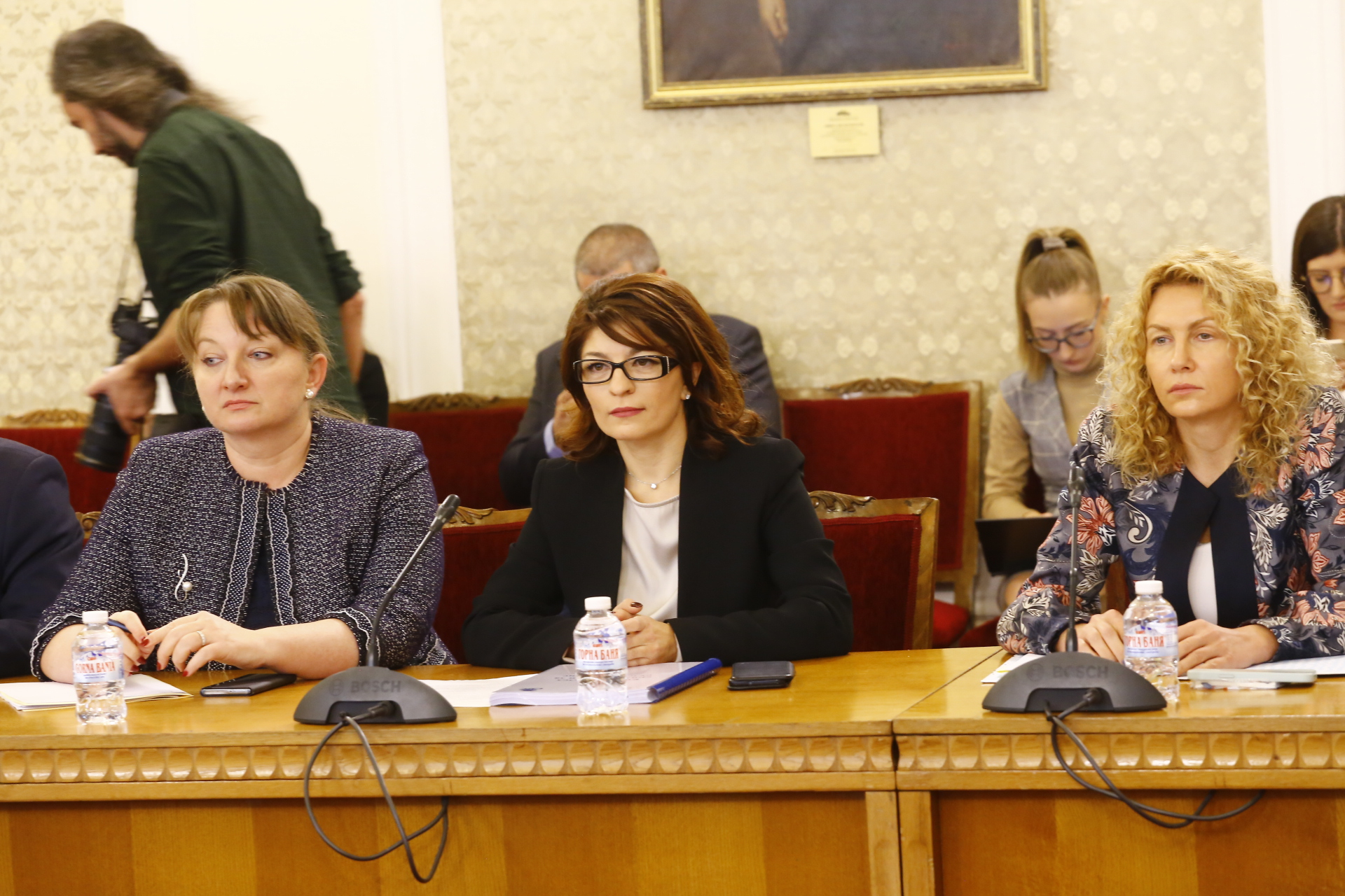 Напрежение на срещата ГЕРБ-БСП! Нинова сравни Борисов с дядо Мраз и призова за... СНИМКИ