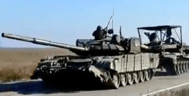 ВИДЕО от войната: Украински танк Т-72Б3 тегли пленен Т-90А