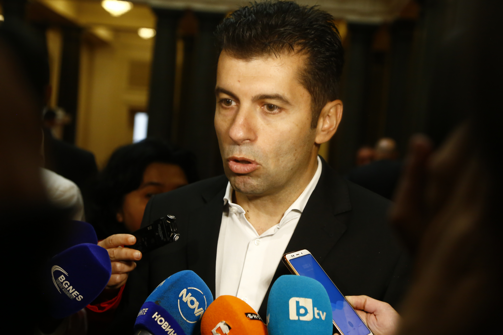 Брътвежите и оправданията на Петков подпалиха мрежата