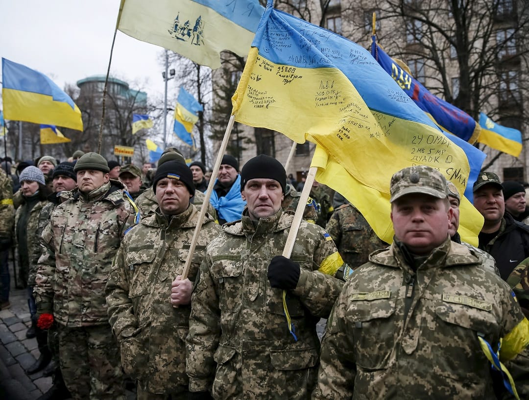 Украинските войници влязоха в Херсон, посрещат ги с хляб и сол ВИДЕО 
