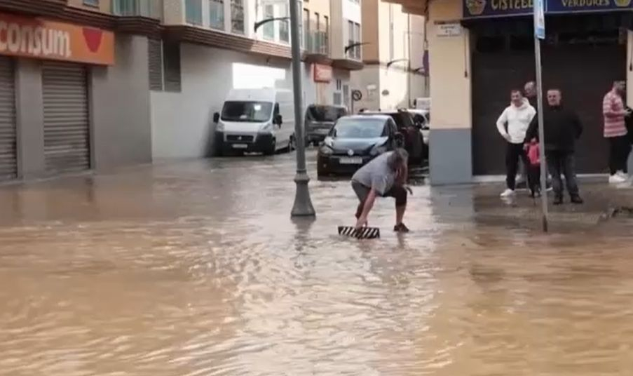 Апокалипсис в Източна Испания, всичко е под вода ВИДЕО