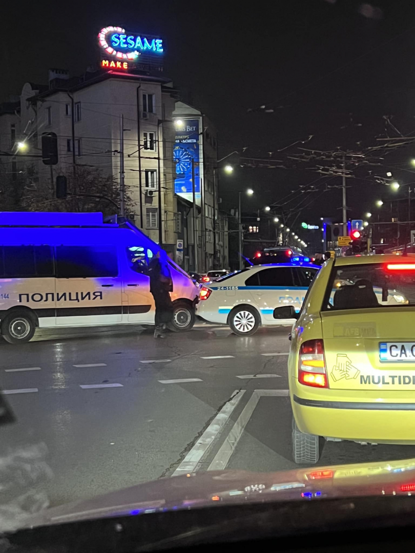 Извънредна ситуация с полицейски коли на Петте кьошета в София СНИМКА