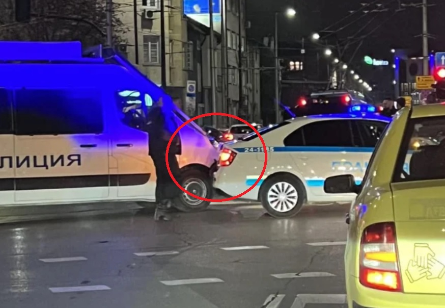 Извънредна ситуация с полицейски коли на Петте кьошета в София СНИМКА