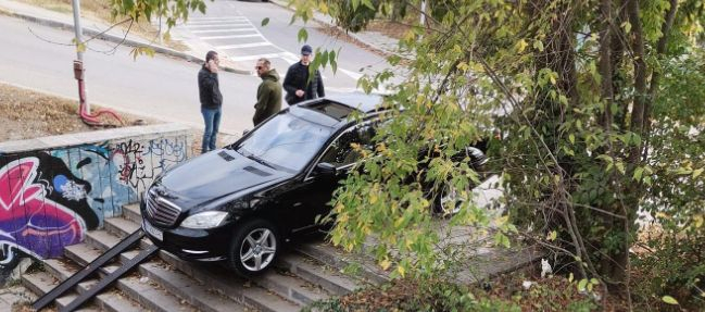 Цяла Варна говори за дивотията, която този шофьор направи край автобусна спирка СНИМКИ 