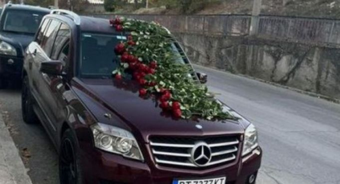 Търновски "Мерцедес" пак осъмна, отрупан с рози, но сега... СНИМКА 