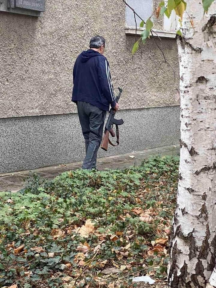 Паника в Казанлък! Мъж тръгна с "Калашник" по улиците СНИМКА