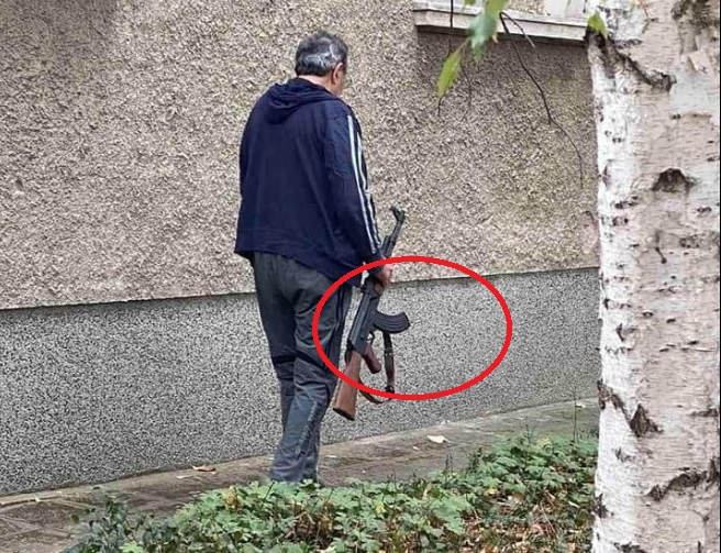 Паника в Казанлък! Мъж тръгна с "Калашник" по улиците СНИМКА
