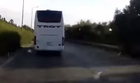 Скандално ВИДЕО: Турски автобус шпори със 140 км/ч в Търновско